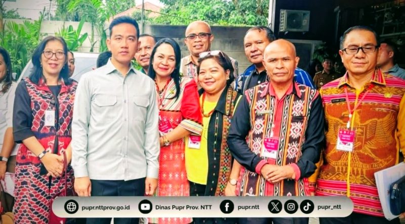 Nampak para pimpinan OPD termasuk Kepala Dinas PUPR NTT hadir menyambut kunjungan Wakil Presiden RI, Gibran Rakabuming Raka.