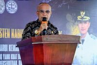 Ketua DPRD Kabupaten Kupang, Daniel Taimenas, S.H, memberikan sambutan pada acara pelepasan Pawai Paskah 2026 di Kabupaten Kupang.
