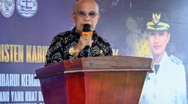 Ketua DPRD Kabupaten Kupang, Daniel Taimenas, S.H, memberikan sambutan pada acara pelepasan Pawai Paskah 2026 di Kabupaten Kupang.