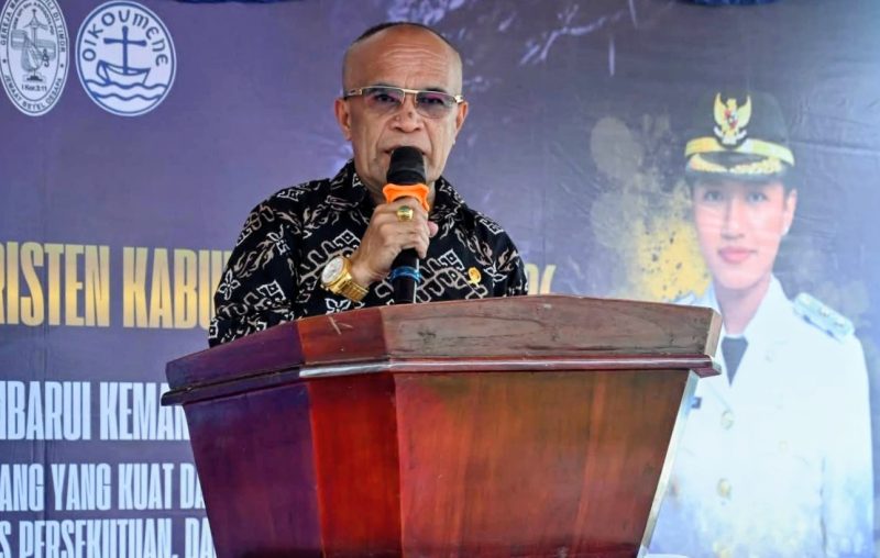 Ketua DPRD Kabupaten Kupang, Daniel Taimenas, S.H, memberikan sambutan pada acara pelepasan Pawai Paskah 2026 di Kabupaten Kupang.