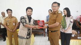 Bupati Kupang, Yosef Lede, melepas 40 Alumni Pejuang Digital.