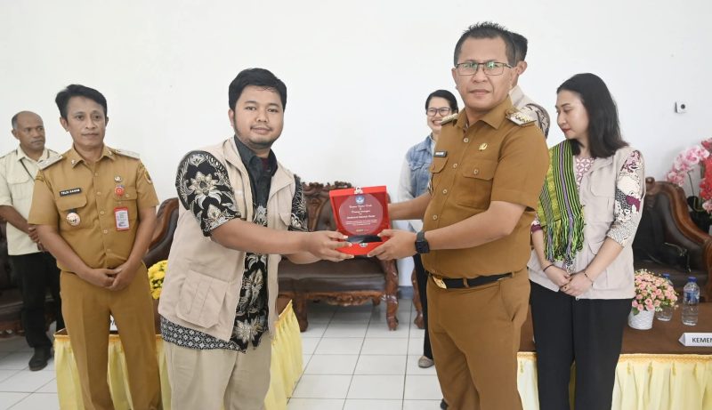 Bupati Kupang, Yosef Lede, melepas 40 Alumni Pejuang Digital.