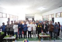 Gubernur NTT foto bersama usai memimpin rapat koordinasi yang berlangsung di Kantor Camat Takari, Kabupaten Kupang.
