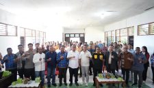 Gubernur NTT foto bersama usai memimpin rapat koordinasi yang berlangsung di Kantor Camat Takari, Kabupaten Kupang.