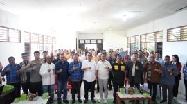 Gubernur NTT foto bersama usai memimpin rapat koordinasi yang berlangsung di Kantor Camat Takari, Kabupaten Kupang.