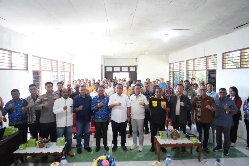 Gubernur NTT foto bersama usai memimpin rapat koordinasi yang berlangsung di Kantor Camat Takari, Kabupaten Kupang.