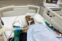 Korban Roni Hendra Naes ketika menjalani perawatan intensif akibat luka yang dialaminya.