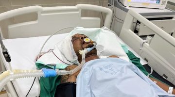 Korban Roni Hendra Naes ketika menjalani perawatan intensif akibat luka yang dialaminya.