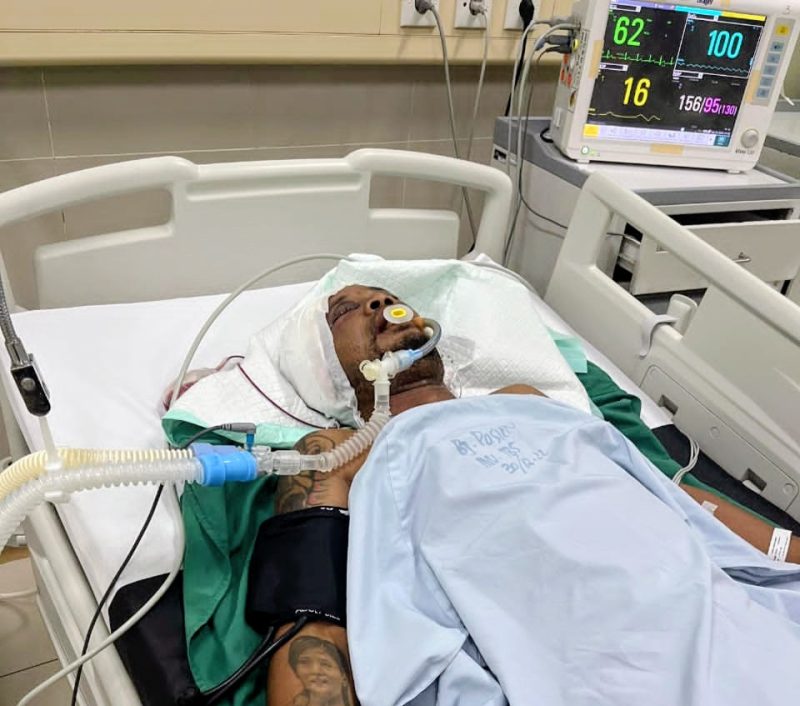 Korban Roni Hendra Naes ketika menjalani perawatan intensif akibat luka yang dialaminya.