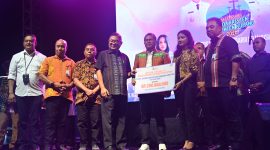 Bank NTT menyerahkan bantuan Dana CSR untuk Prosesi Paskah 2026 di Kabupaten Kupang.
