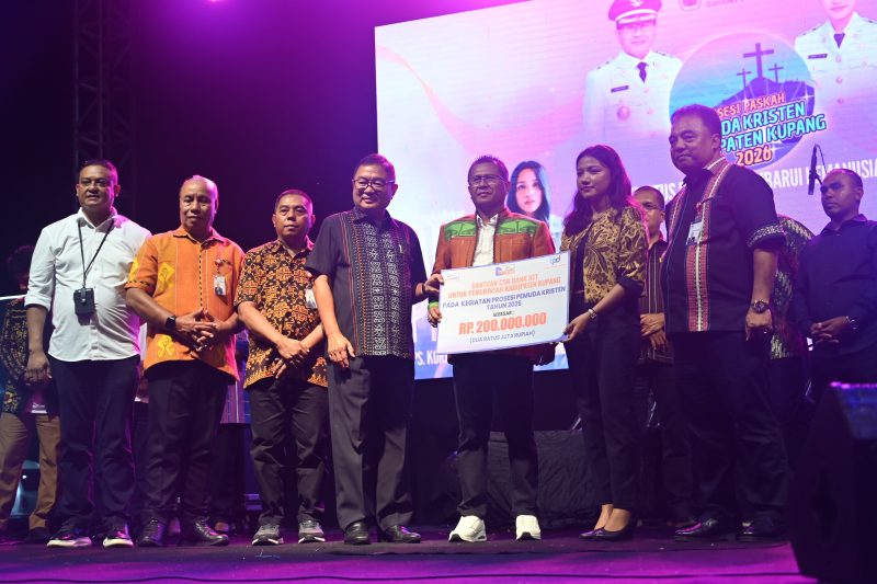 Bank NTT menyerahkan bantuan Dana CSR untuk Prosesi Paskah 2026 di Kabupaten Kupang.