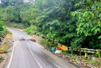 Nampak begitu banyak sampah di atas Jembatan Nonobai.