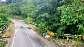 Nampak begitu banyak sampah di atas Jembatan Nonobai.
