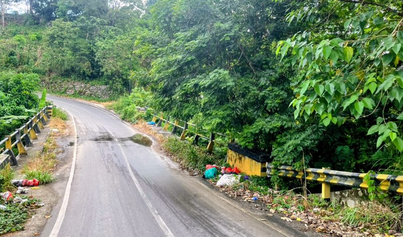 Nampak begitu banyak sampah di atas Jembatan Nonobai.