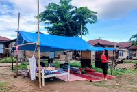 Sania Hokeng berdiri di dekat tempat penginapannya.