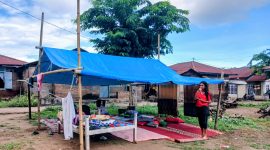 Sania Hokeng berdiri di dekat tempat penginapannya.