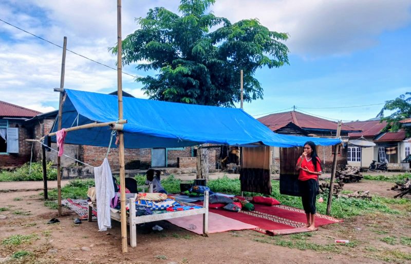 Sania Hokeng berdiri di dekat tempat penginapannya.