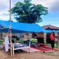 Sania Hokeng berdiri di dekat tempat penginapannya.