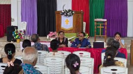 Sekretaris GAMKI NTT, Adv. Amos Lafu, S.H.,M.H sedang memberikan materi hukum terkait KDRT kepada Jemaat GMIT Ebenhaezer Saba, Amarasi Barat.