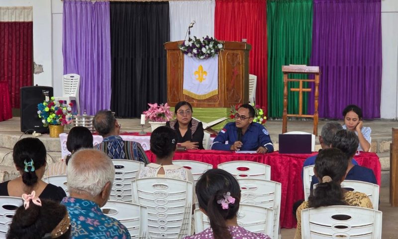 Sekretaris GAMKI NTT, Adv. Amos Lafu, S.H.,M.H sedang memberikan materi hukum terkait KDRT kepada Jemaat GMIT Ebenhaezer Saba, Amarasi Barat.