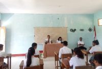 Asten Bait sedang memberikan materi sekaligus memotivasi pelajar SMA di Fatuleu.