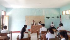 Asten Bait sedang memberikan materi sekaligus memotivasi pelajar SMA di Fatuleu.