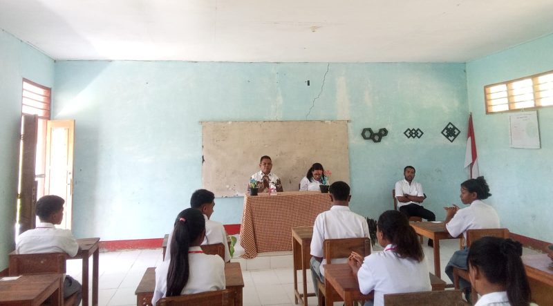 Asten Bait sedang memberikan materi sekaligus memotivasi pelajar SMA di Fatuleu.