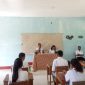 Asten Bait sedang memberikan materi sekaligus memotivasi pelajar SMA di Fatuleu.