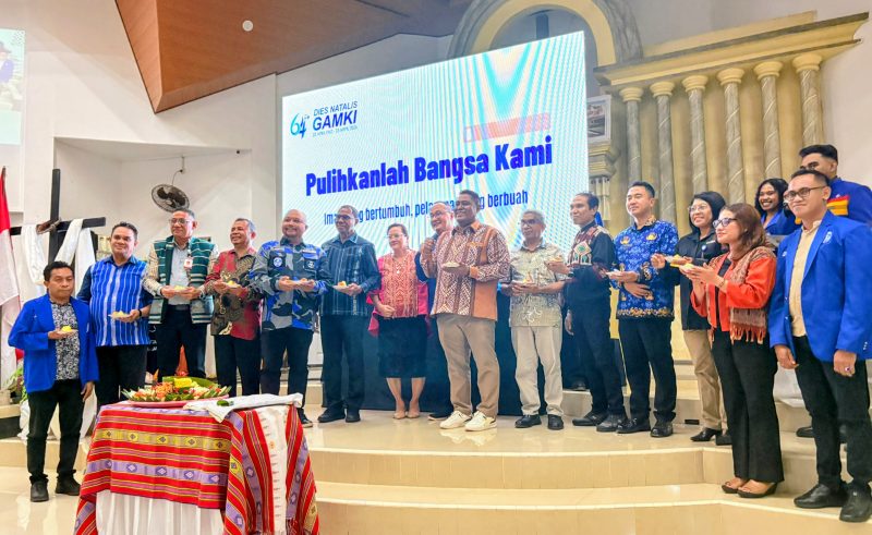 Pemotongan tumpeng pada Dies Natalis GAMKI ke-64 di GMIT Moria Liliba, Kota Kupang.