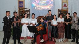 Siswa Kelas XII SMK Kesenian Elim Nekmese; foto: Ansel Bani; edit: ChatGPT
