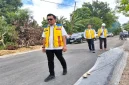 Kepala BPJN NTT, Janto ketika memantau proyek jalan di lapangan, guna memastikan kualitasnya benar sesuai spesifikasi pekerjaan.
