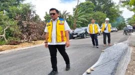 Kepala BPJN NTT, Janto ketika memantau proyek jalan di lapangan, guna memastikan kualitasnya benar sesuai spesifikasi pekerjaan.