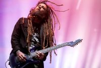 Brian Welch;
Sumber: https://guitar.com/ 