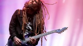 Brian Welch;
Sumber: https://guitar.com/ 