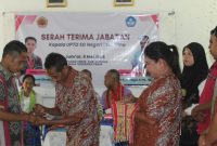 Menyematkan cincin pada Sahabat; foto; SD N Loemanu