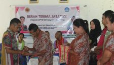 Menyematkan cincin pada Sahabat; foto; SD N Loemanu