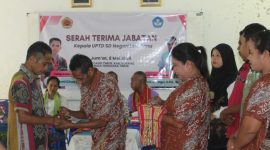 Menyematkan cincin pada Sahabat; foto; SD N Loemanu