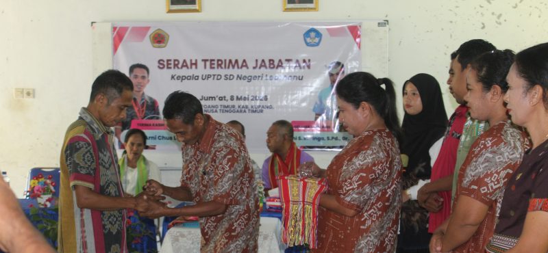 Menyematkan cincin pada Sahabat; foto; SD N Loemanu