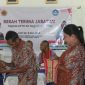 Menyematkan cincin pada Sahabat; foto; SD N Loemanu