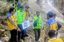 Nampak Kepala BPJN NTT sedang melihat langsung kondisi titik longsor di jalur Timor Raya, Nusa Tenggara Timur.
