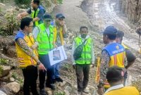 Nampak Kepala BPJN NTT sedang melihat langsung kondisi titik longsor di jalur Timor Raya, Nusa Tenggara Timur.
