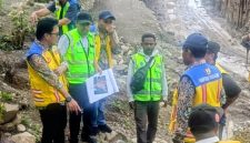 Nampak Kepala BPJN NTT sedang melihat langsung kondisi titik longsor di jalur Timor Raya, Nusa Tenggara Timur.