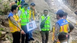 Nampak Kepala BPJN NTT sedang melihat langsung kondisi titik longsor di jalur Timor Raya, Nusa Tenggara Timur.
