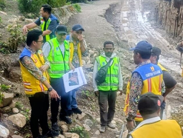 Nampak Kepala BPJN NTT sedang melihat langsung kondisi titik longsor di jalur Timor Raya, Nusa Tenggara Timur.