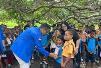 Ketua Harian GAMKI NTT bagikan alat tulis untuk anak anak sekolah dasar di Kabupaten Kupang.
