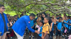 Ketua Harian GAMKI NTT bagikan alat tulis untuk anak anak sekolah dasar di Kabupaten Kupang.