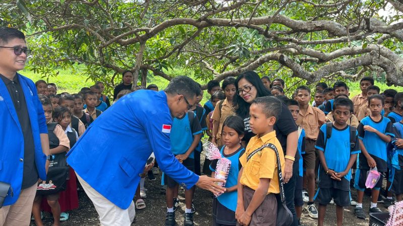 Ketua Harian GAMKI NTT bagikan alat tulis untuk anak anak sekolah dasar di Kabupaten Kupang.