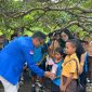 Ketua Harian GAMKI NTT bagikan alat tulis untuk anak anak sekolah dasar di Kabupaten Kupang.