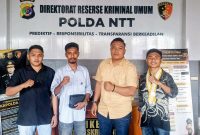 Tim Hukum Keluarga Vika Serwutun datangi Dirkrimum Polda NTT menyerahkan Memorandum Hukum kepada Wasidik.