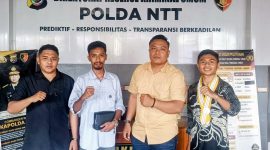 Tim Hukum Keluarga Vika Serwutun datangi Dirkrimum Polda NTT menyerahkan Memorandum Hukum kepada Wasidik.